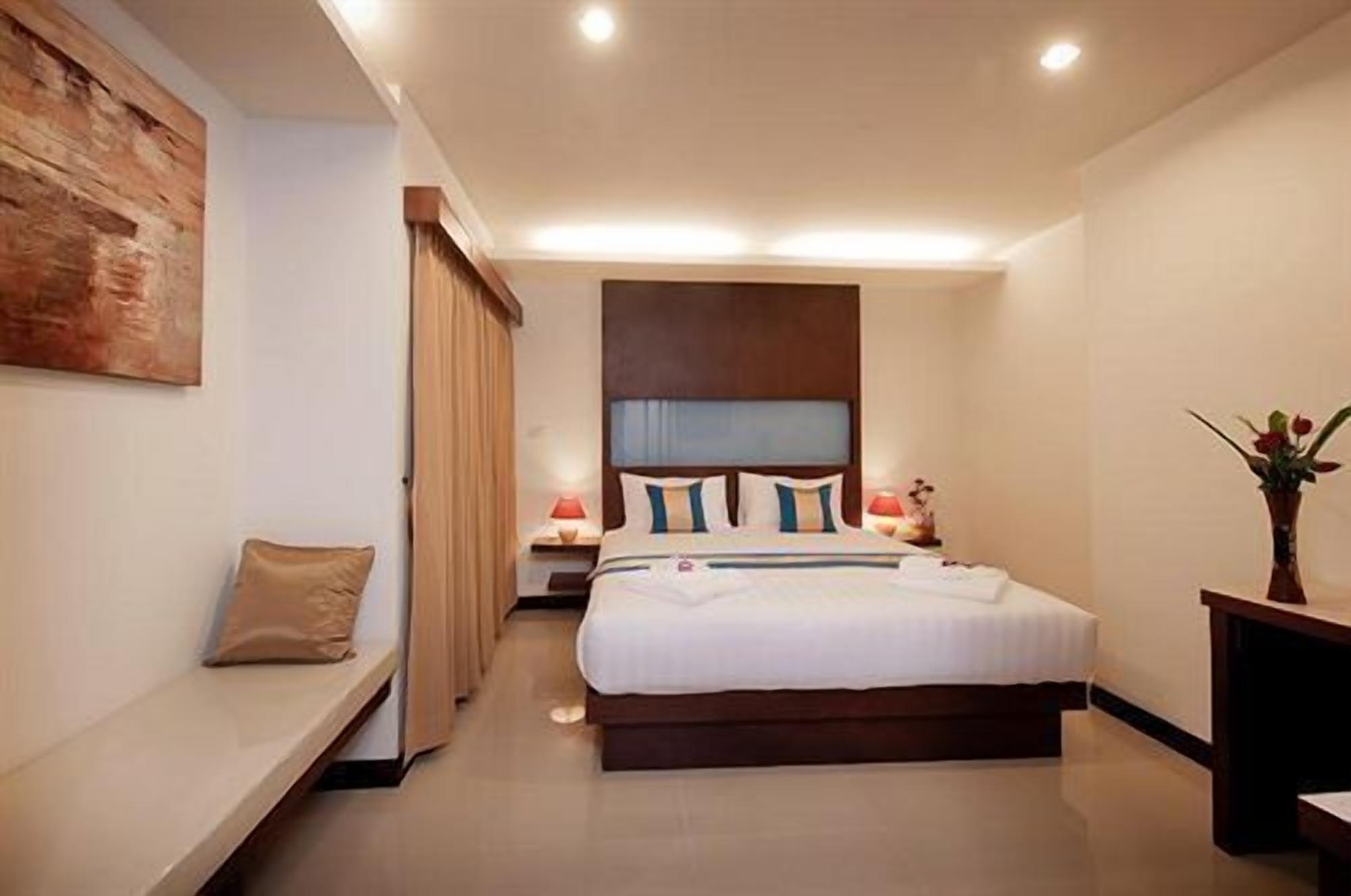 Hotel Tuana Blue Sky Patong Exterior foto